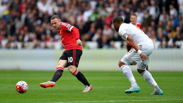 Jamie Carragher says Wayne Rooney is sacrificing himself