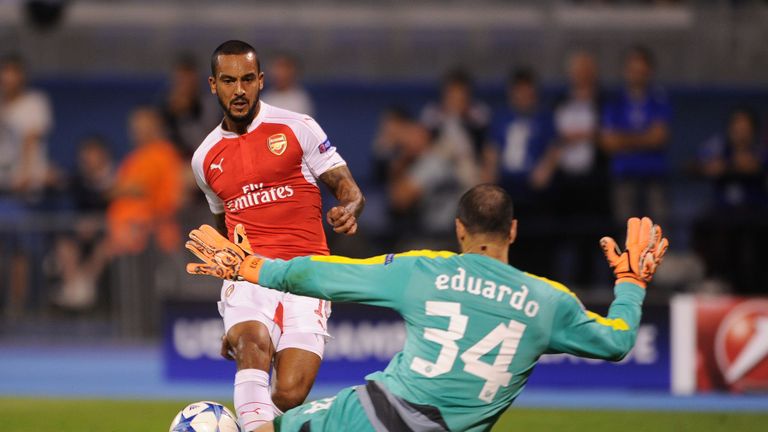 Theo Walcott scores past Eduardo of Dinamo Zagreb.