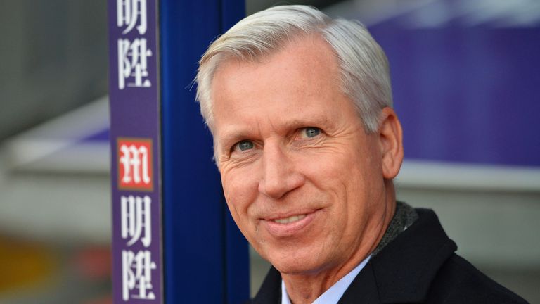 Alan Pardew is keen to sign a new striker