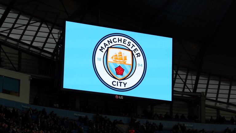 I - Central de Noticias Manchester-city-new-club-badge-big-screen-etihad_3392198
