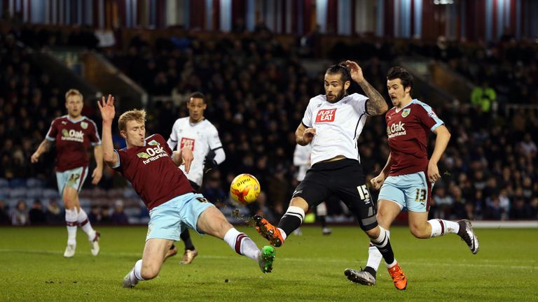 Derby County's Bradley Johnson (second right) and Burnley's Ben Mee (left) battle for the ball