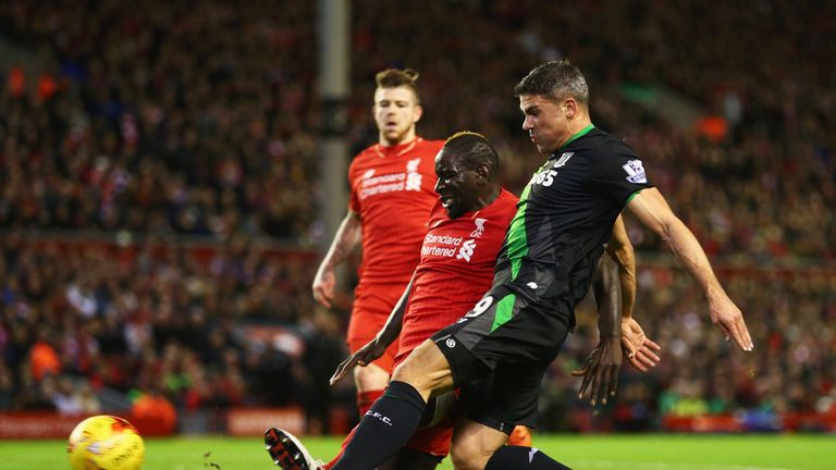 Jonathan Walters of Stoke City shoots wide under pressure from Mamadou Sakho