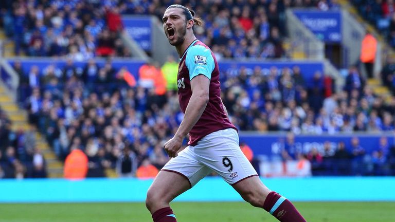 West Ham held leaders Leicester to a 2-2 draw on Sunday