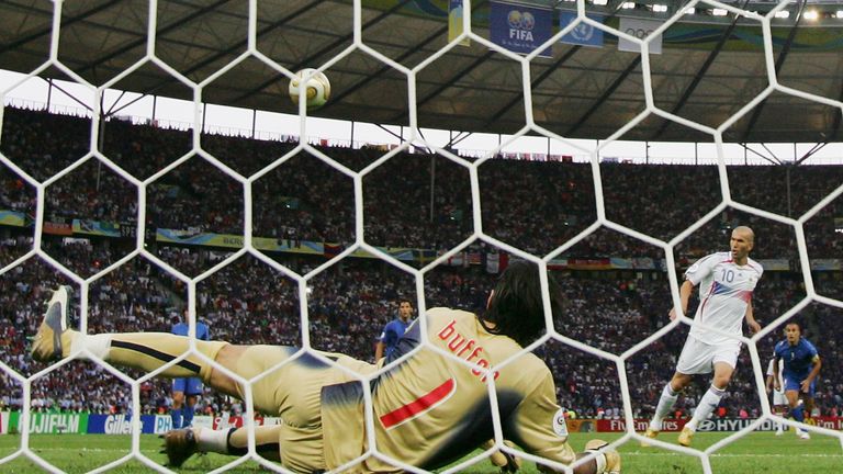 Zidane mencetak gol ke gawan Buffon saat adu penalti final Piala Dunia 2006