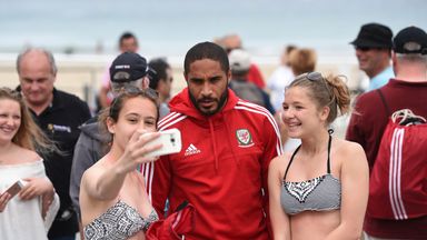 wales-ashley-williams-beach-dinard-france-euro_3492024.jpg