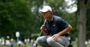 WATCH: Spieth's no-look putt!