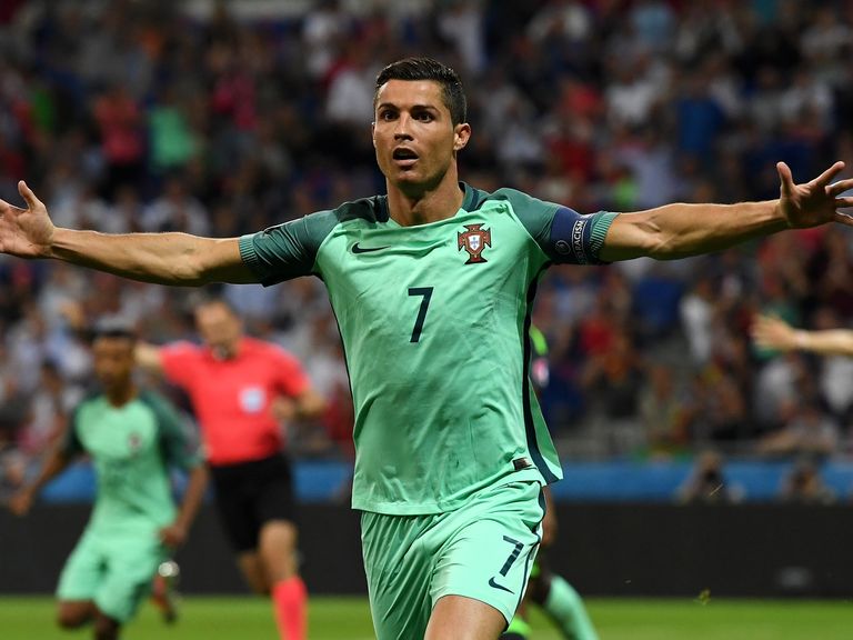 Thousands of fans greet Portugal on glorious homecoming