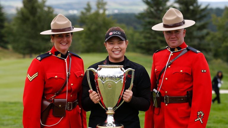 Ariya Jutanugarn celebrates her Canadian Open win with two Mounties