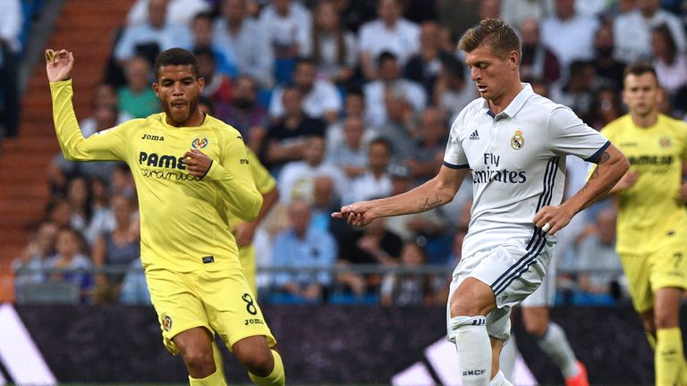 Jonathan dos Santos (L) battles with Toni Kroos