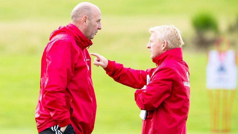 Gary McAllister (left)   Scotland boss Strachan during training this week