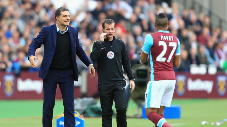 Slaven Bilic speaks to Dimitri Payet 