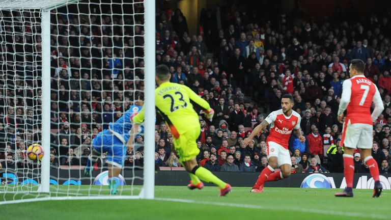 Walcott scored to make it 2-1 to Arsenal