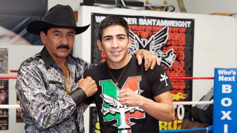 Jose Santa Cruz and his son are back together (Twitter @LeoSantaCruz2)