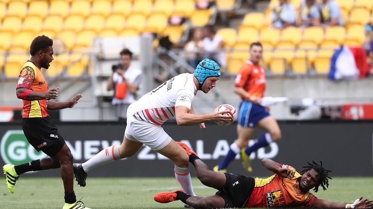 Richard de Carpentier scores a try against Papua New Guinea