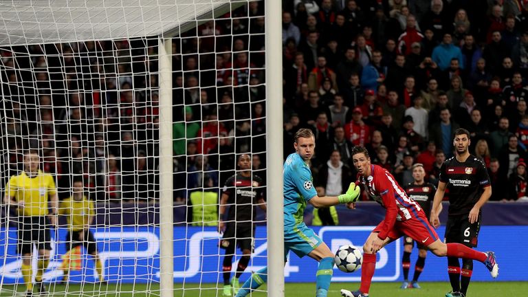 Fernando Torres scores the fourth goal