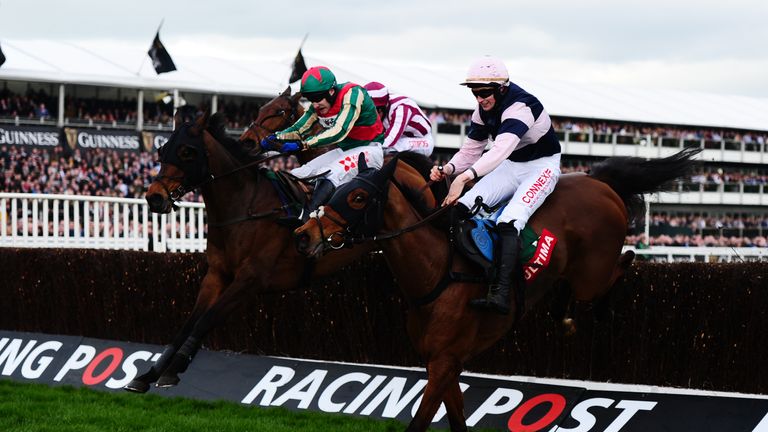 Un Temps Pour Tout (L) got the better of Singlefarmpayment in a thrilling finish to the Ultima