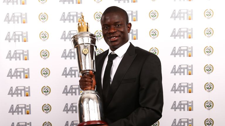 Chelsea's N'Golo Kante with the PFA Players' Player of the Year award [하늘운동] 콘테 : 캉테는 더 발전할수있음