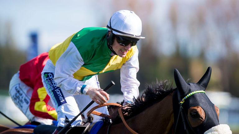 Vicente ridden by Sam Twiston-Davies