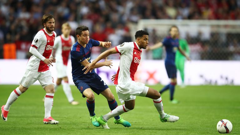 Ander Herrera (L) and Jairo Riedewald (R) battle for possession