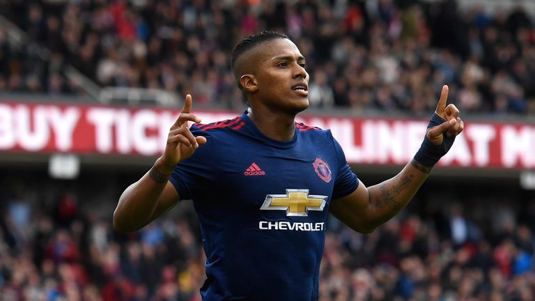 Right-back Antonio Valencia signs new contract with Manchester United