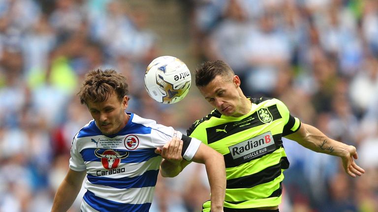 Reading's John Swift and Huddersfield midfielder Jonathan Hogg battle for the ball