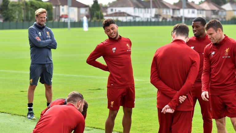 Jurgen Klopp looks on as Alex Oxlade-Chamberlain takes part in his first training session at Melwood since moving from Arsenal [스카이스포츠] 챔보는 리버풀에서의 첫 훈련을 하였다