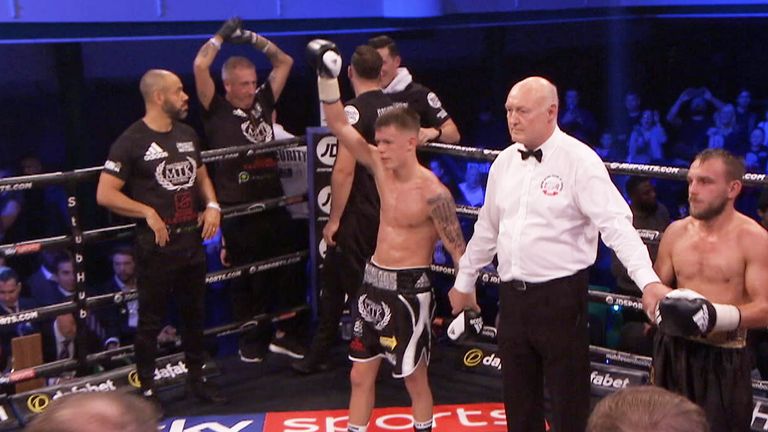 Charlie Edwards won all eight rounds against Craig Derbyshire