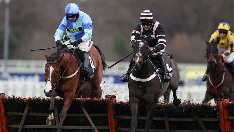 Claimantakinforgan (right) ridden by Nico de Boinville