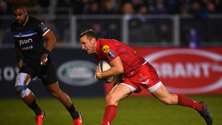 Hadleigh Parkes scores for Scarlets