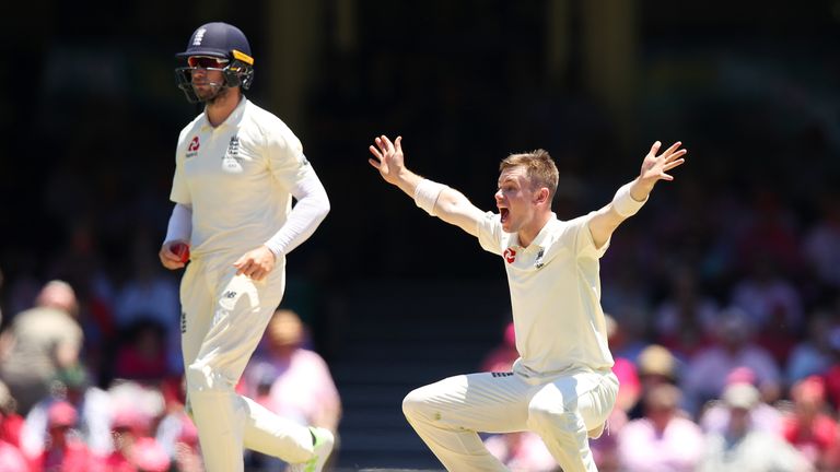 England's Root hailed for leaving sick bed to bat