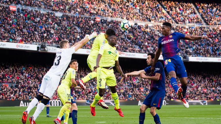 Yerry Mina heads goalwards on his Barcelona debut