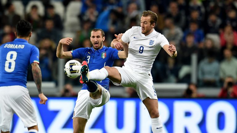 Chiellini challenges Kane in an international friendly in 2015