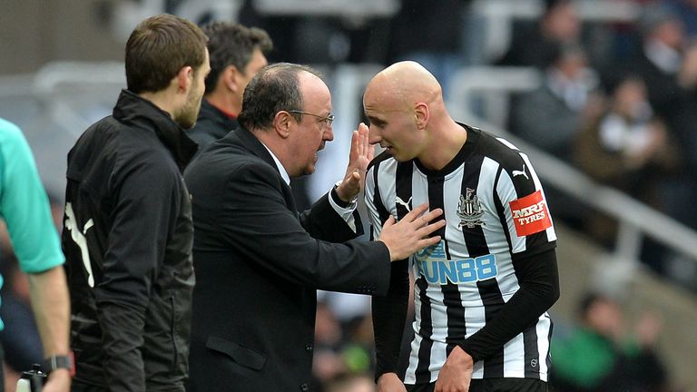 Rafael Benitez passes on some instructions to Jonjo Shelvey