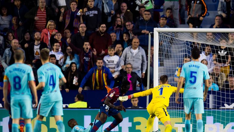 Emmanuel Boateng keeps his composure to finish having round Marc-Andre Ter Stegen