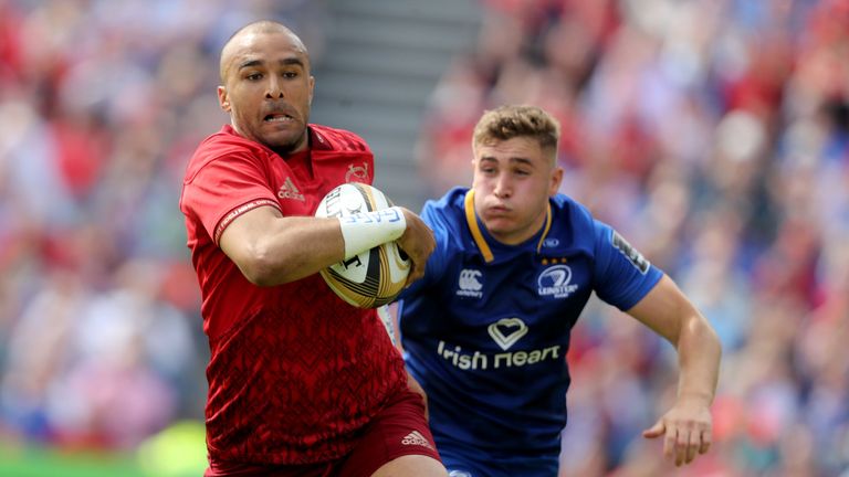 Simon Zebo is chased by Jordan Larmour of Leinster