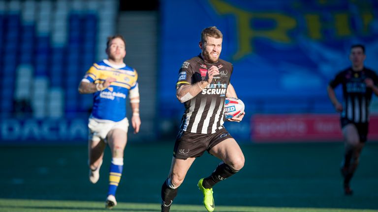 Rhys Hanbury attacks for Widnes