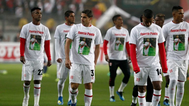 Players of Peru warmed up wearing a t-shirt supporting Paolo Guerrero prior to the international friendly match with Scotland on May 29