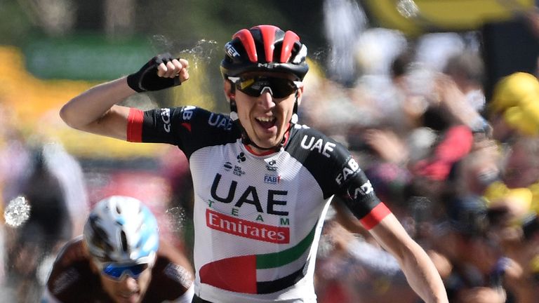 Dan Martin crosses the line first at the top of Mur-de-Bretagne