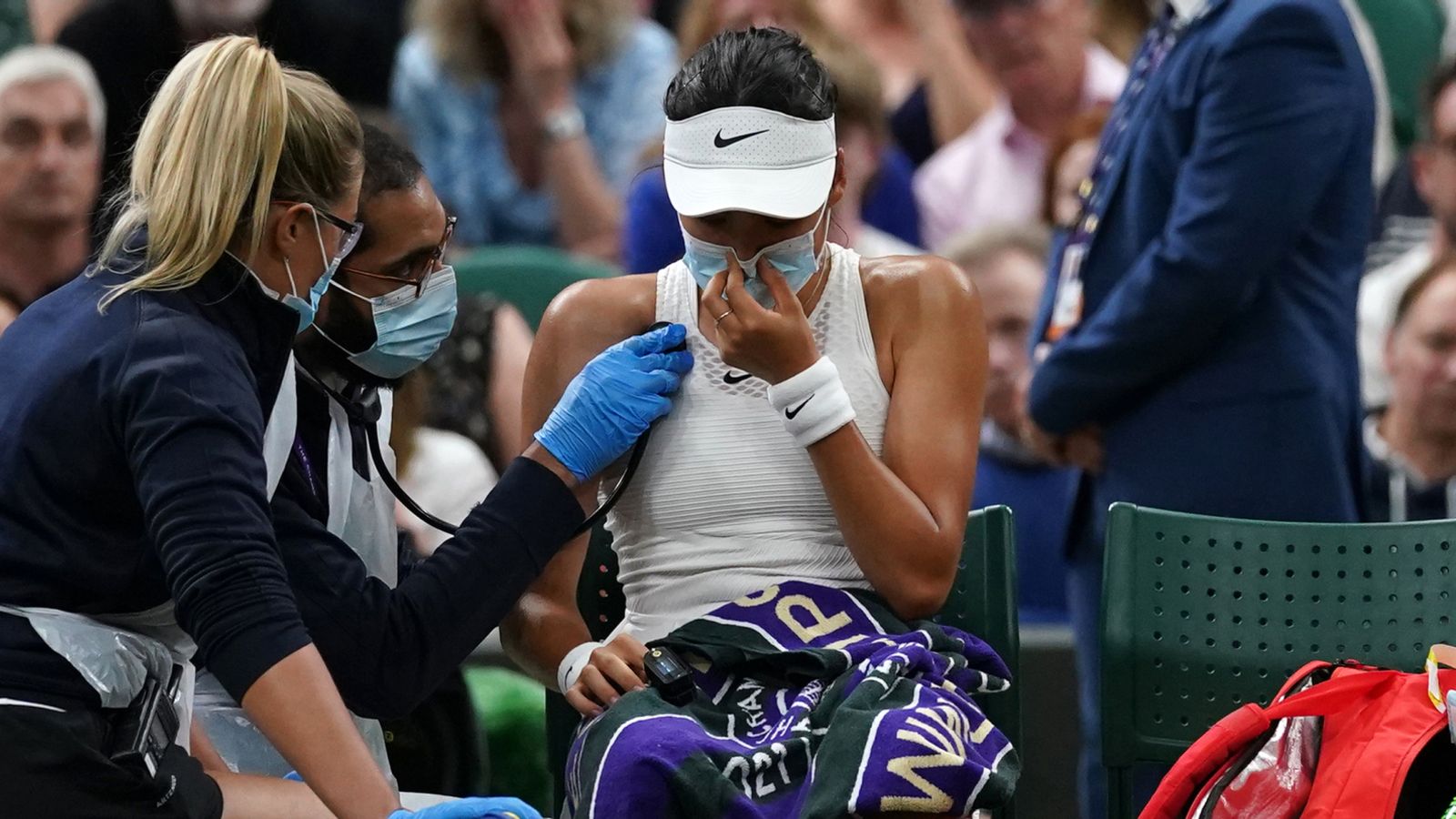 Wimbledon Emma Raducanu Retires After Struggling With Her Breathing