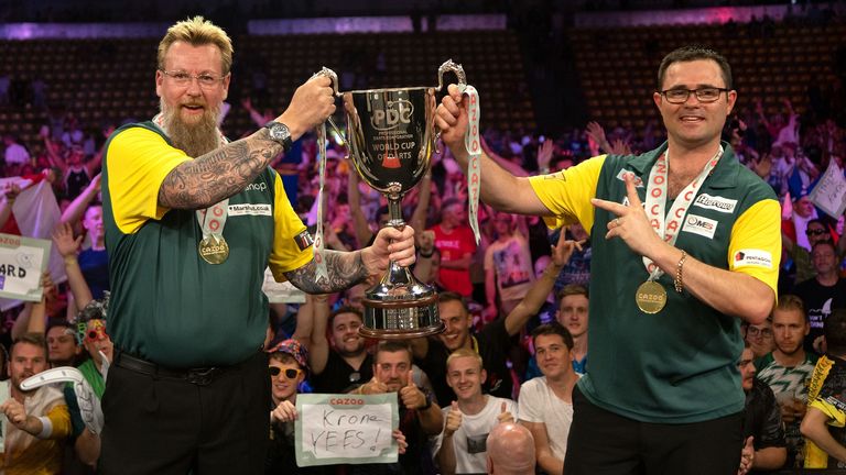 Simon Whitlock et Damon Heta ont surpris la Belgique, l'Angleterre et le Pays de Galles en remportant la Coupe du monde de fléchettes pour l'Australie
