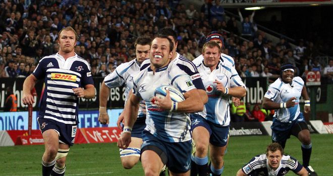 Hougaard crosses for the Bulls in the second half at Newlands