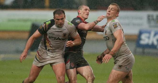 Lynch and Gaskell collide, leading to a late penalty for Saints