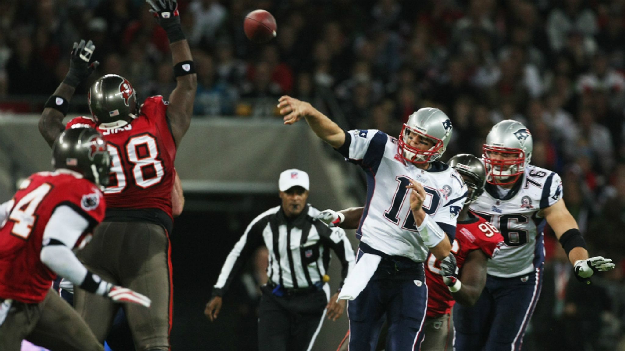 Patriots Rout Buccaneers 35-7 At Wembley