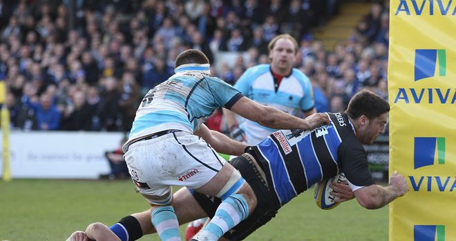 Bath&#39;s Matt Banahan stretches over the try-line