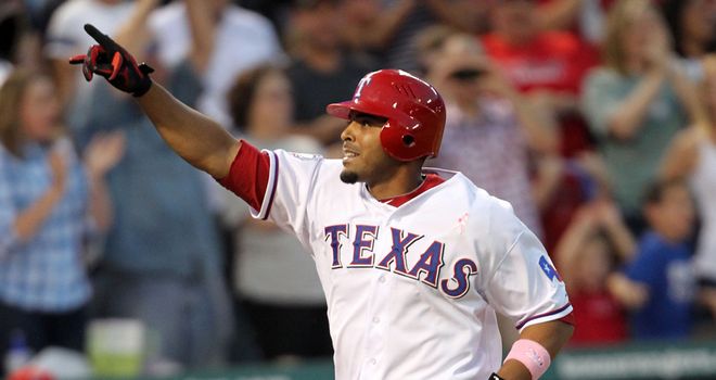 Nelson Cruz hits a single in the 7th, 07/01/2023