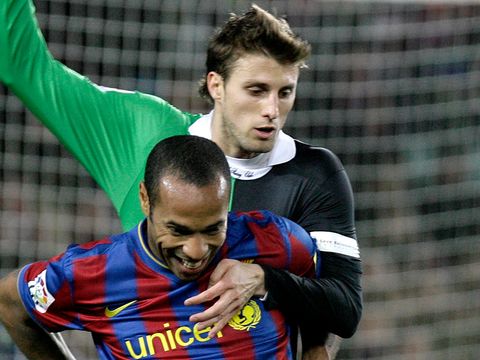 Image of Henrique (back): Defender in action against Barcelona, with his time at Camp Nou now over