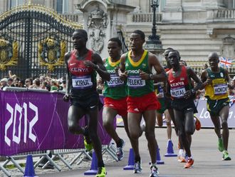 Endurance Race: Kenya's Abel Kirui (l) and Ethiopia's Getu Feleke run past Buckingham Palace during the men's marathon.