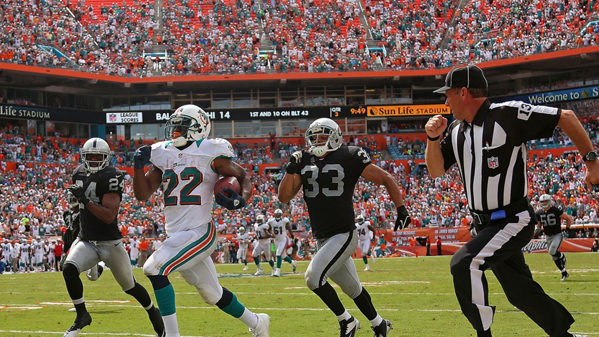 Reggie Bush steals the show for Miami Dolphins in 'huge' victory