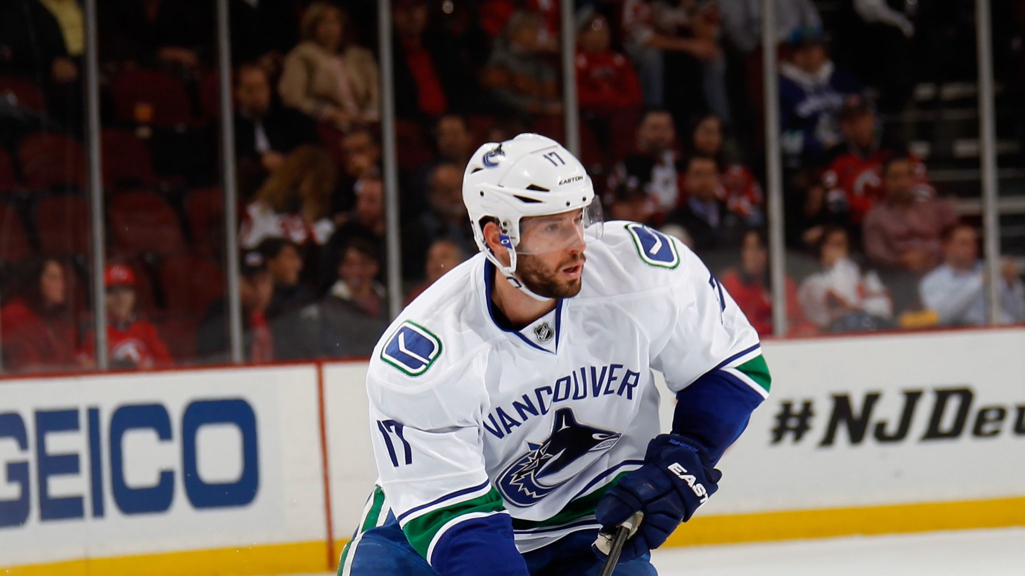 Ryan Kesler leads Vancouver Canucks past Los Angeles Kings 3-1 - The Hockey  News