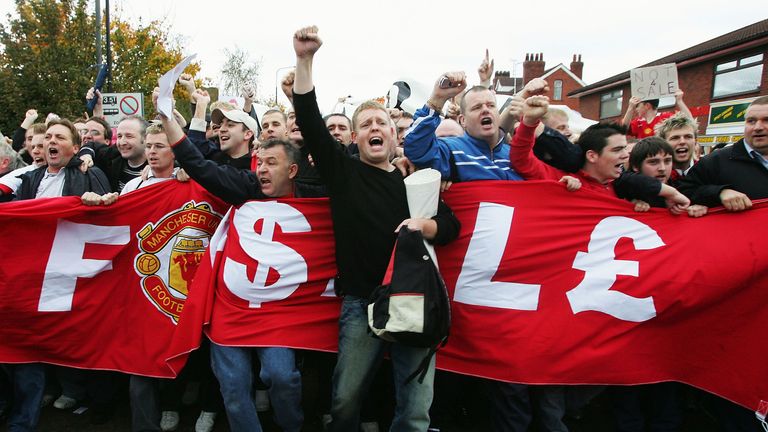 Man Utd fans demonstrate against the proposed Malcolm Glazer takeover